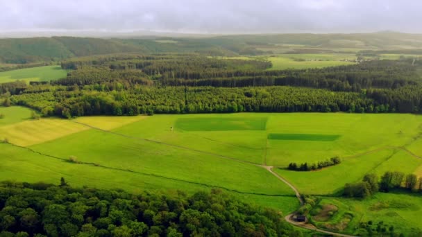 Bâtiments de banlieue avec beau paysage — Video