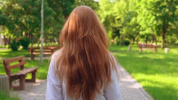 Mulher com belo cabelo longo virar rosto para a câmera — Vídeo de Stock