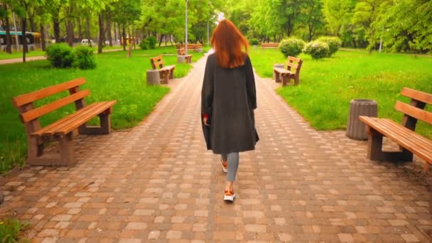 Nerozpoznatelný zázvor ženské procházky a bavte se na ulici životní styl v jarním městě — Stock video