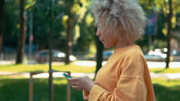 Hipster manifatura mesaj smartphone cep telefonu ile — Stok video