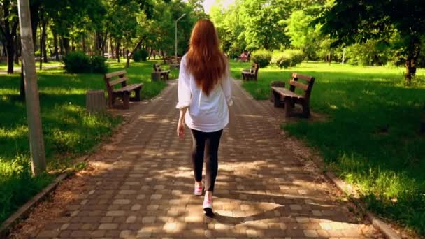 Adult woman in casual clothes walks in town — Stock videók