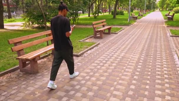 Masculino usando mensagens móveis ao ar livre — Vídeo de Stock