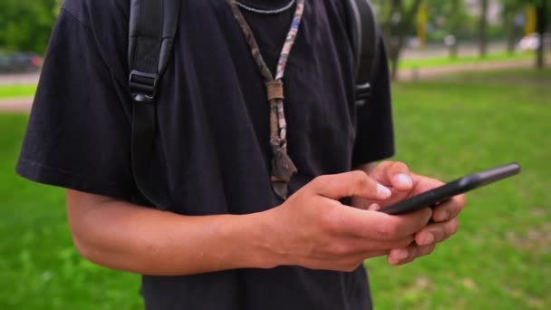 B rouleau gars tapant message sur mobile à l'extérieur — Video