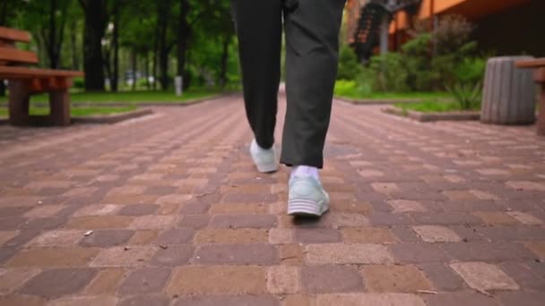 B roll mannelijke wandelingen in de stad zomerseizoen — Stockvideo