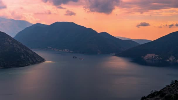 Mar Adriático, Baía de Boka Kotor, o movimento de nuvens sobre as montanhas em Montenegro Timelapse feito ao pôr do sol — Vídeo de Stock