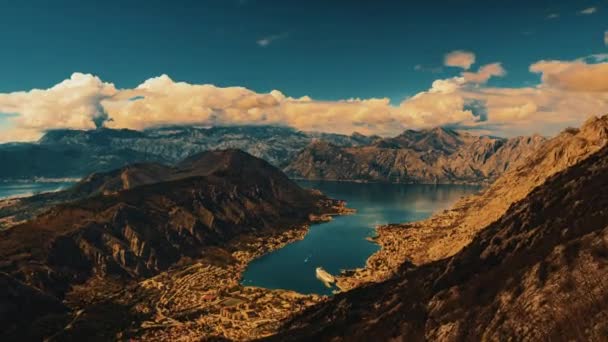 Выстрел с вершины горы над Которской Черногорией утром — стоковое видео