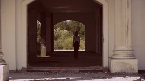 髪の長い若い女性がカメラの廃墟の家を歩き — ストック動画