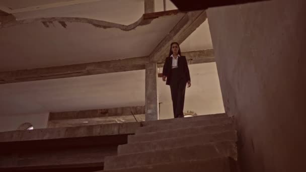 Bruneta na schodišti v zničené budově — Stock video