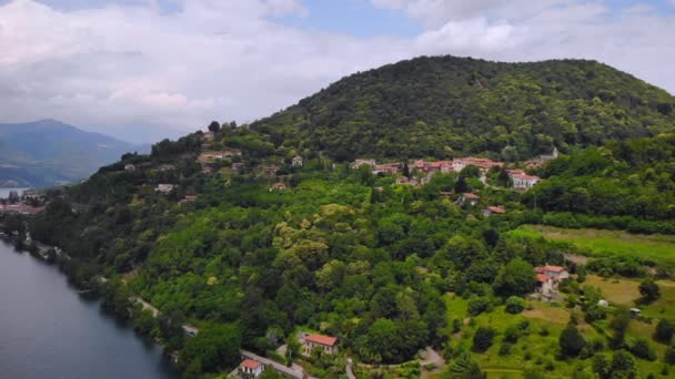 Drony latają nad małym miasteczkiem we Włoszech — Wideo stockowe
