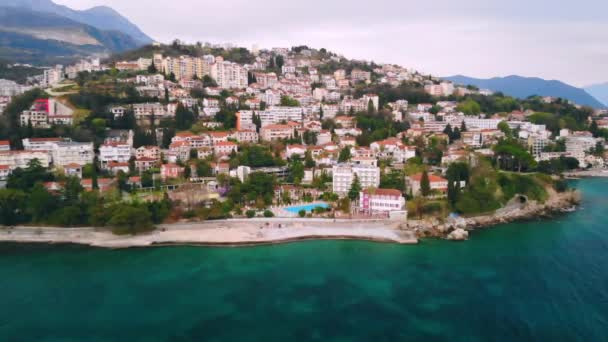 Drone volando sobre la ciudad en la orilla del mar — Vídeo de stock