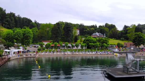 Drón repül a tengerparti triatlon verseny felett — Stock videók