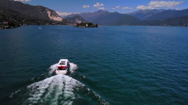 Drone voando acima barco de prazer no mar — Vídeo de Stock