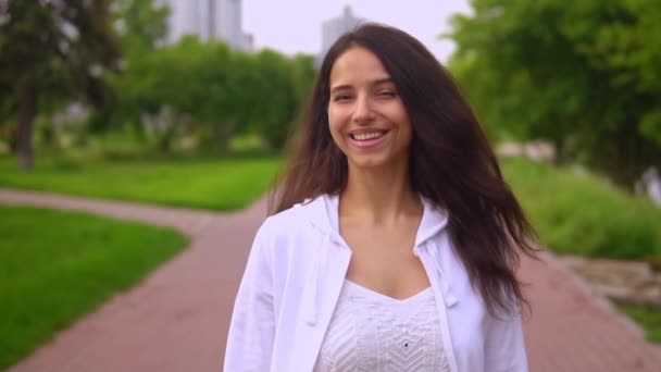 기쁨에 넘친 암컷의 도시 산책 — 비디오