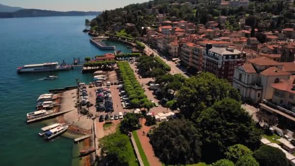 Drone volare piccola costa cittadina — Video Stock