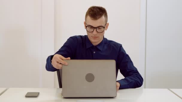 Estudante estudar online dentro de casa — Vídeo de Stock