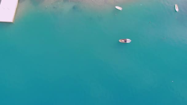 Vista aérea sobre el esquife en la orilla del mar — Vídeo de stock