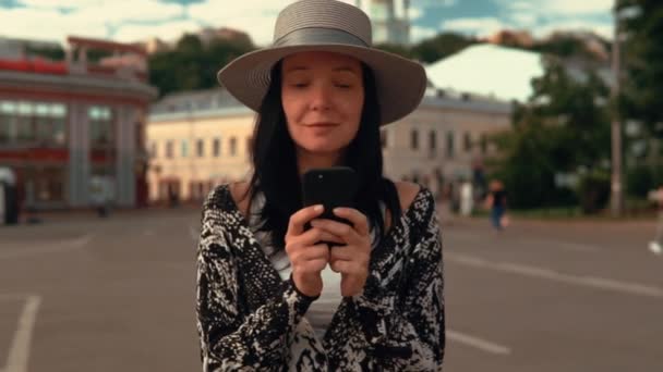 Кавказский турист использует приложение на смартфоне — стоковое видео
