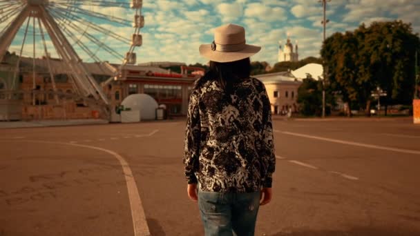 Femme marche dans la vieille ville — Video