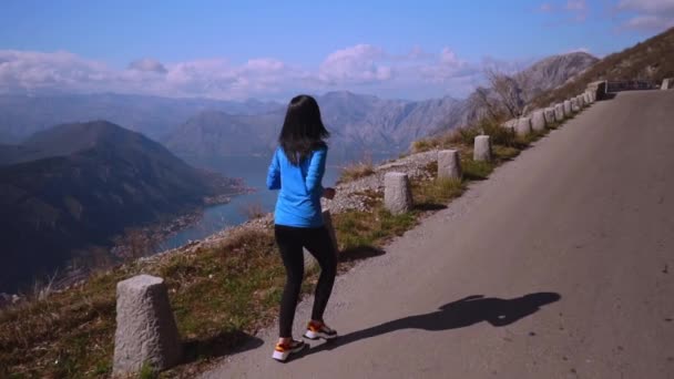 Kvinnlig joggare utomhus konditionsträning — Stockvideo