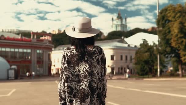 Mujer irreconocible en la ciudad — Vídeos de Stock