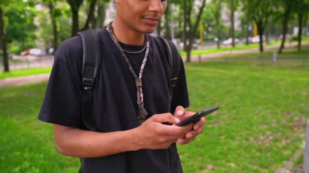 Portrét chlap psaní zprávu na mobilní venku — Stock video