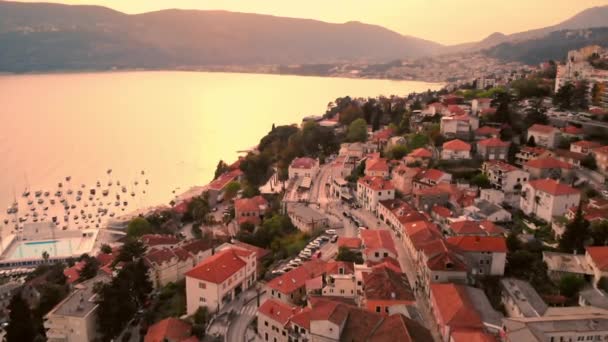 Drönare flyger ovanför staden i montenegro — Stockvideo