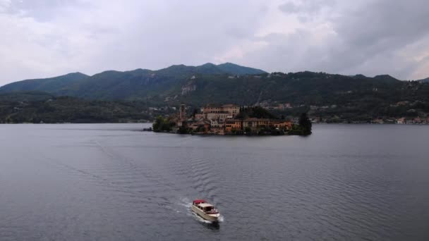 Drone voando acima da estação de primavera lago — Vídeo de Stock