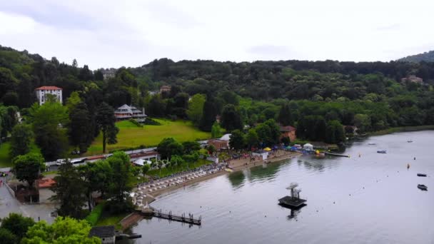Vista aérea no lago antes da corrida de natação — Vídeo de Stock