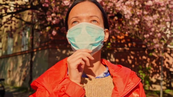Retrato femenino en la contaminación protector facial — Vídeo de stock