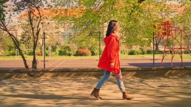 유명 한 여성 이 도시를 걷는 모습 — 비디오