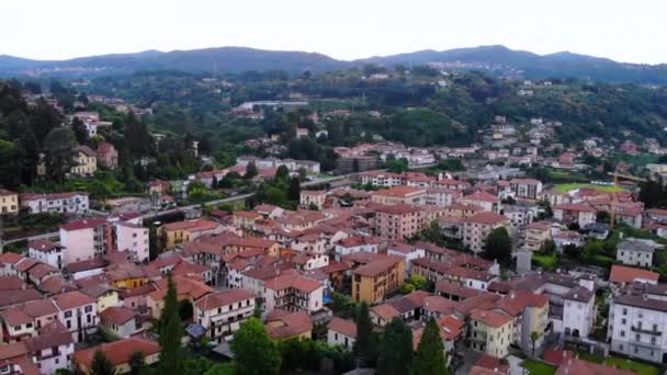 Drönare flyger över staden i Italien — Stockvideo