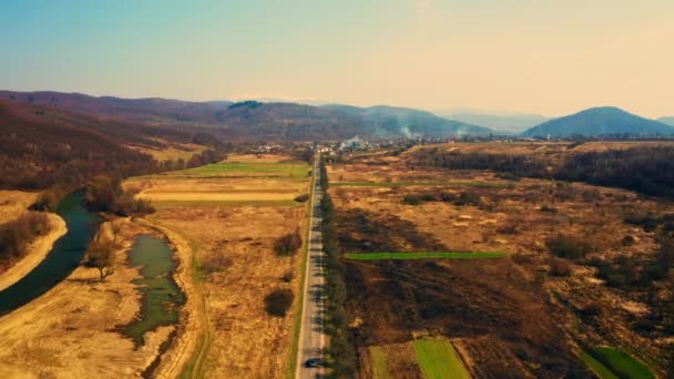 Drone vuela por encima de ruta — Vídeo de stock