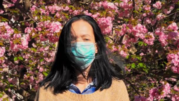 Retrato femenino en protector facial en parque — Vídeo de stock