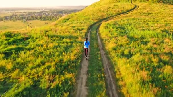 Fitness en gezonde levensstijl in de vroege ochtend — Stockvideo