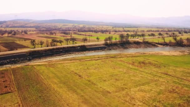 Drone vole au-dessus de la route dans la campagne — Video