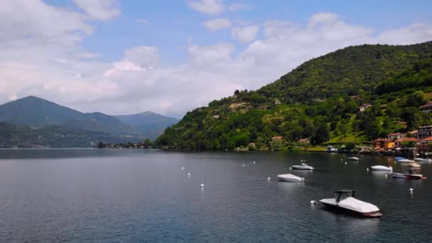 Вид з повітря на озеро в сонячний день — стокове відео