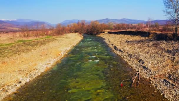 Εναέρια βολή σε ρεύμα — Αρχείο Βίντεο