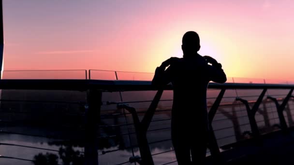 Спортсмен спини насолоджується схід сонця — стокове відео