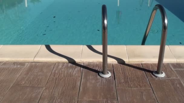 Swimming pool stairs - Water reflection — Stock Video