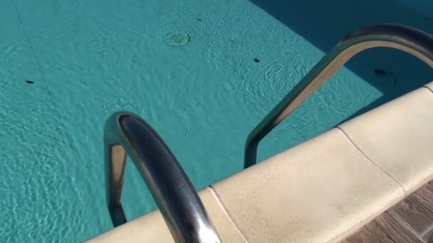 スイミング プールの階段 - 水の反射 — ストック動画