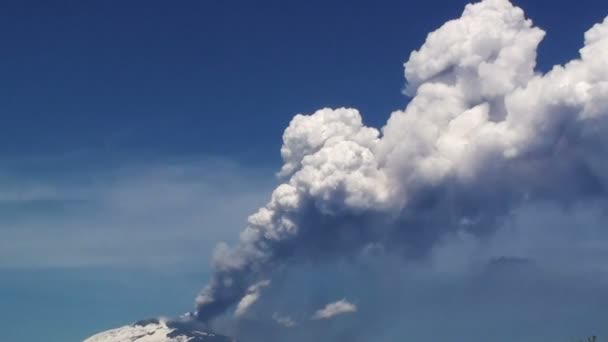 Volcán Etna haciendo erupción de humo y polvo - tiro ancho — Vídeos de Stock