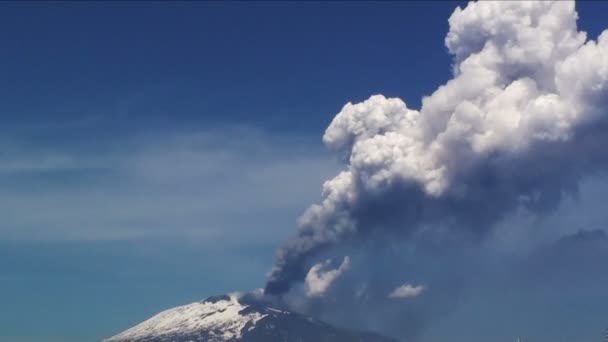Etna vulkaan tot uitbarsting van rook en stof — Stockvideo