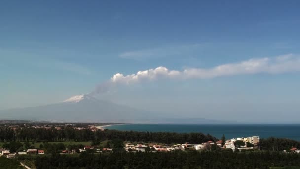 Propukl kouř a prach - z dálce sopka Etna — Stock video