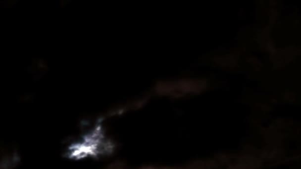 Lune derrière les nuages timelapse .