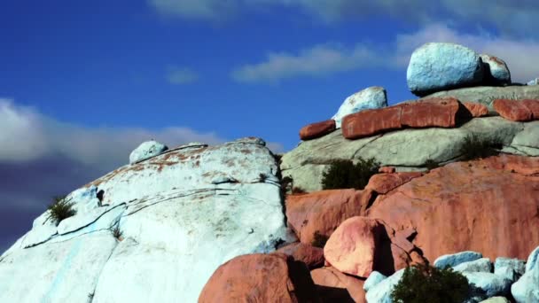 Timelapse op de geschilderde rotsen — Stockvideo