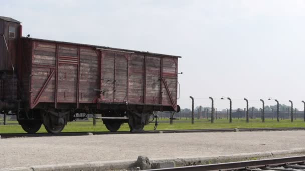 Auschwitz cámara pan desde el tren de la muerte a la puerta principal — Vídeos de Stock