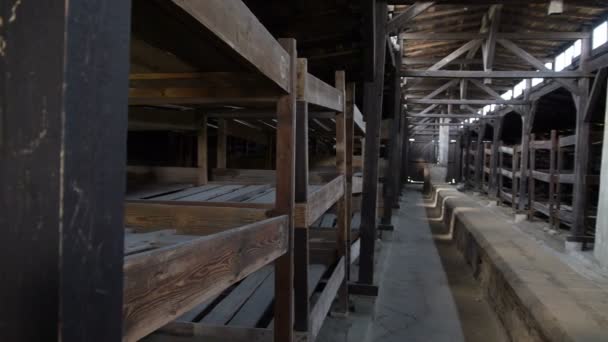 Auschwitz fotoaparát pan uvnitř u kasáren — Stock video