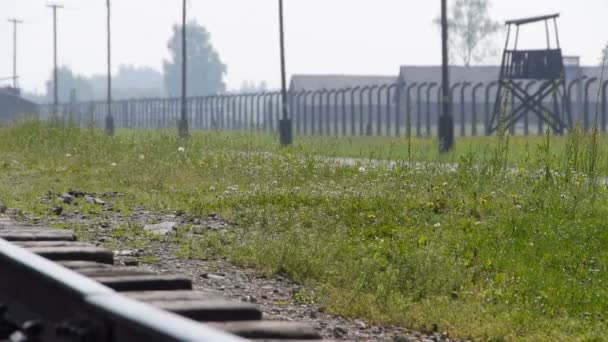 Auschwitz panorama op de hoofdingang — Stockvideo