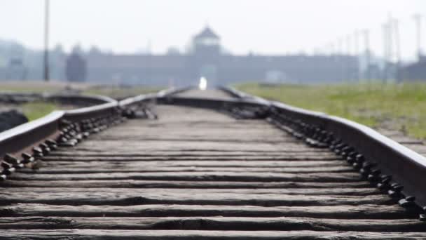 Auschwitz tiro firme com foco na ferrovia — Vídeo de Stock