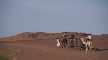 Turist Sahra Berber kampı terk 